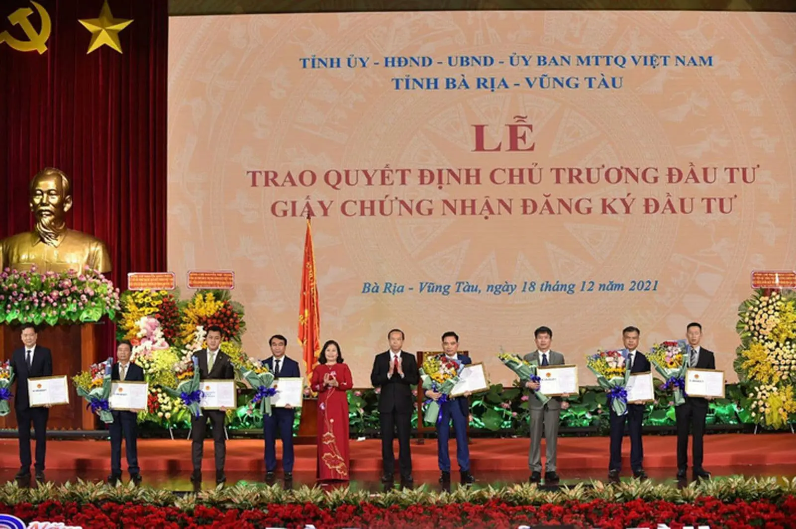 Fivestar Poseidon 8 Lãnh đạo tỉnh Bà Rịa - Vũng Tàu trao Giấy chứng nhận đăng ký đầu tư cho đại diện các dự án Fivestar Poseidon