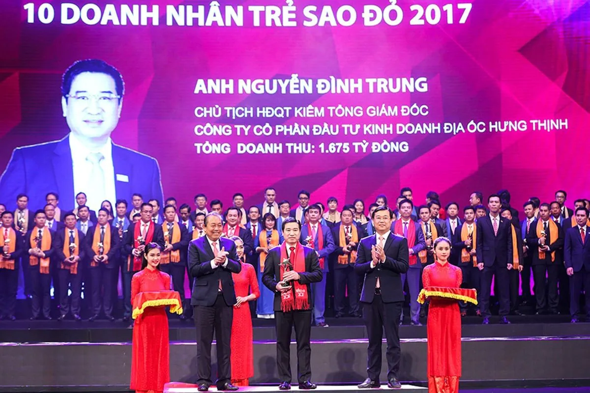 New Galaxy Nha Trang 3 Chủ Tịch Nguyễn Đình Trung Vinh Dự Đón Nhận Giải Thưởng Top 10 Doanh Nhân Trẻ Sao Đỏ 2017 - New Galaxy Nha Trang