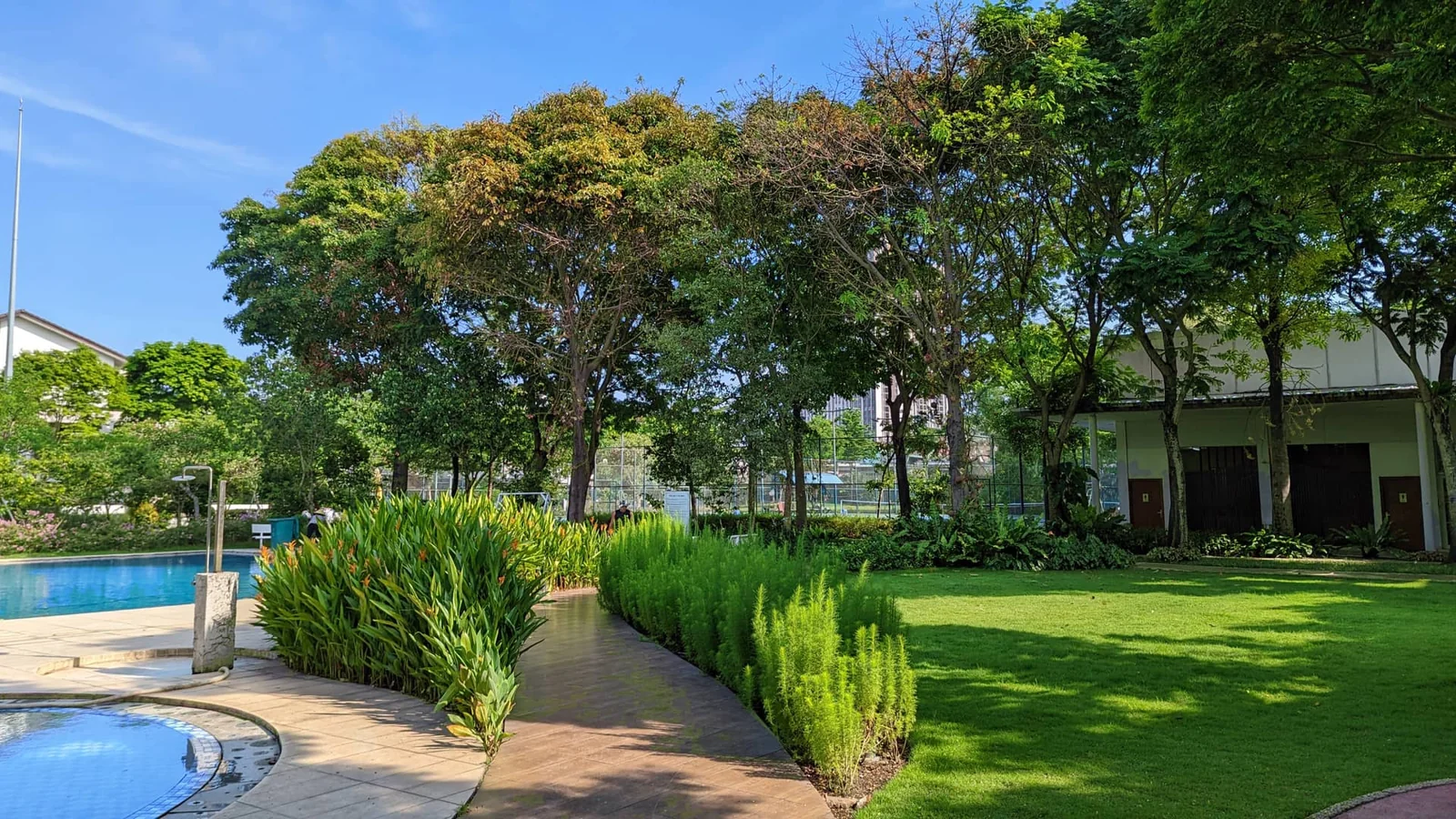 Đường dạo bên hồ bơi EcoXuân Setia Edenia