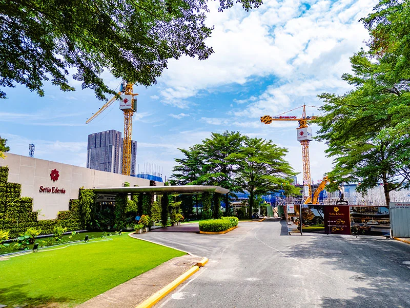 Đường vào nhà mẫu và công trường tháng 8 năm 2026 Setia Edenia