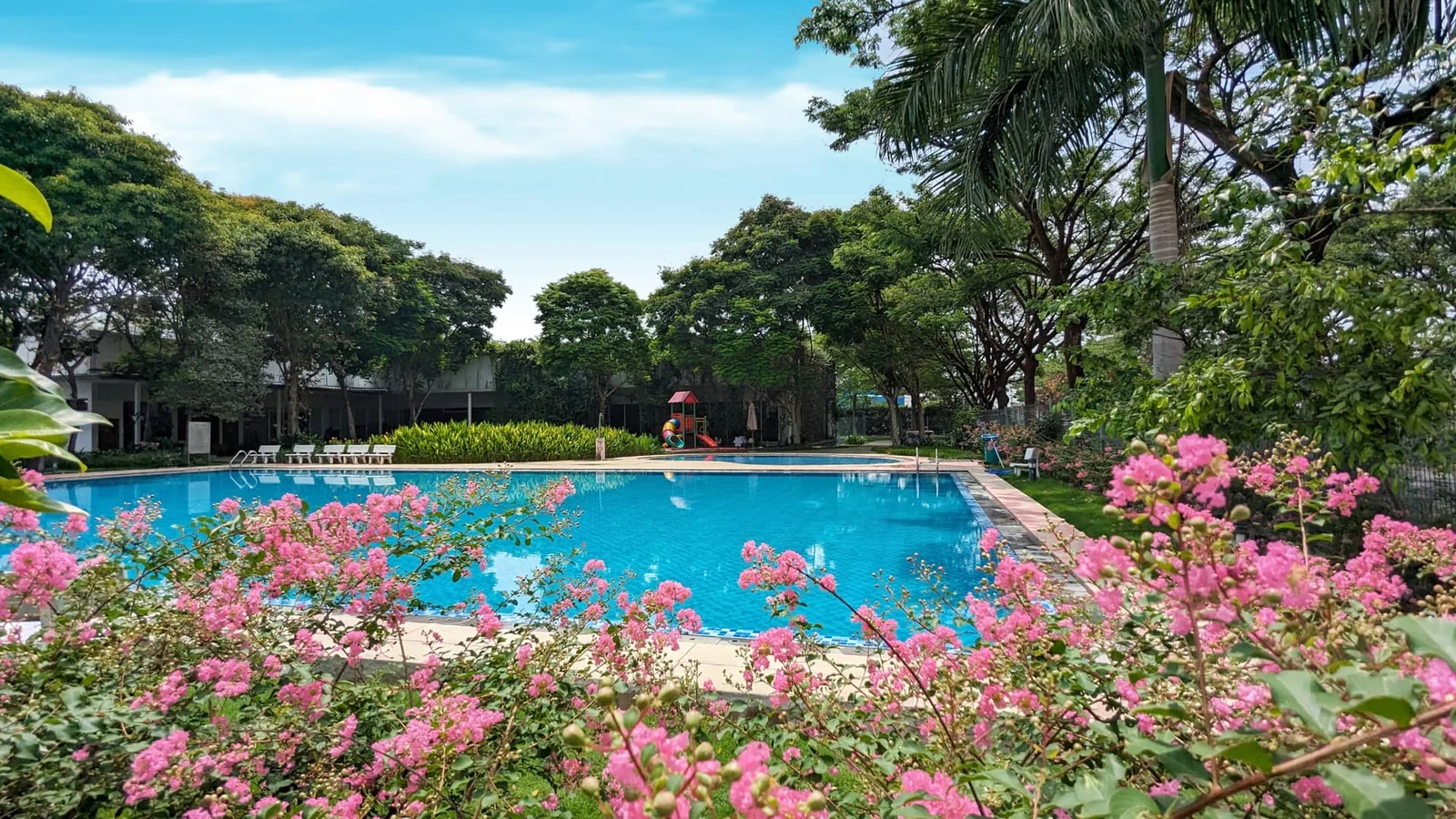 Không gian xanh bên hồ bơi EcoXuân Setia Edenia
