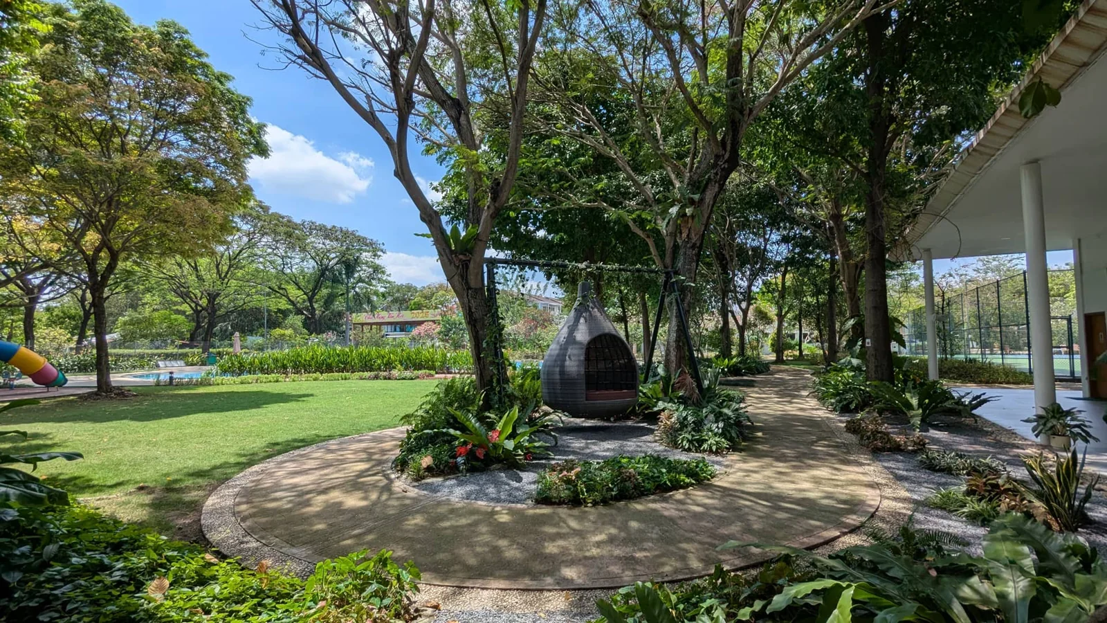 Sân vườn bên nhà câu lạc bộ EcoXuân Setia Edenia