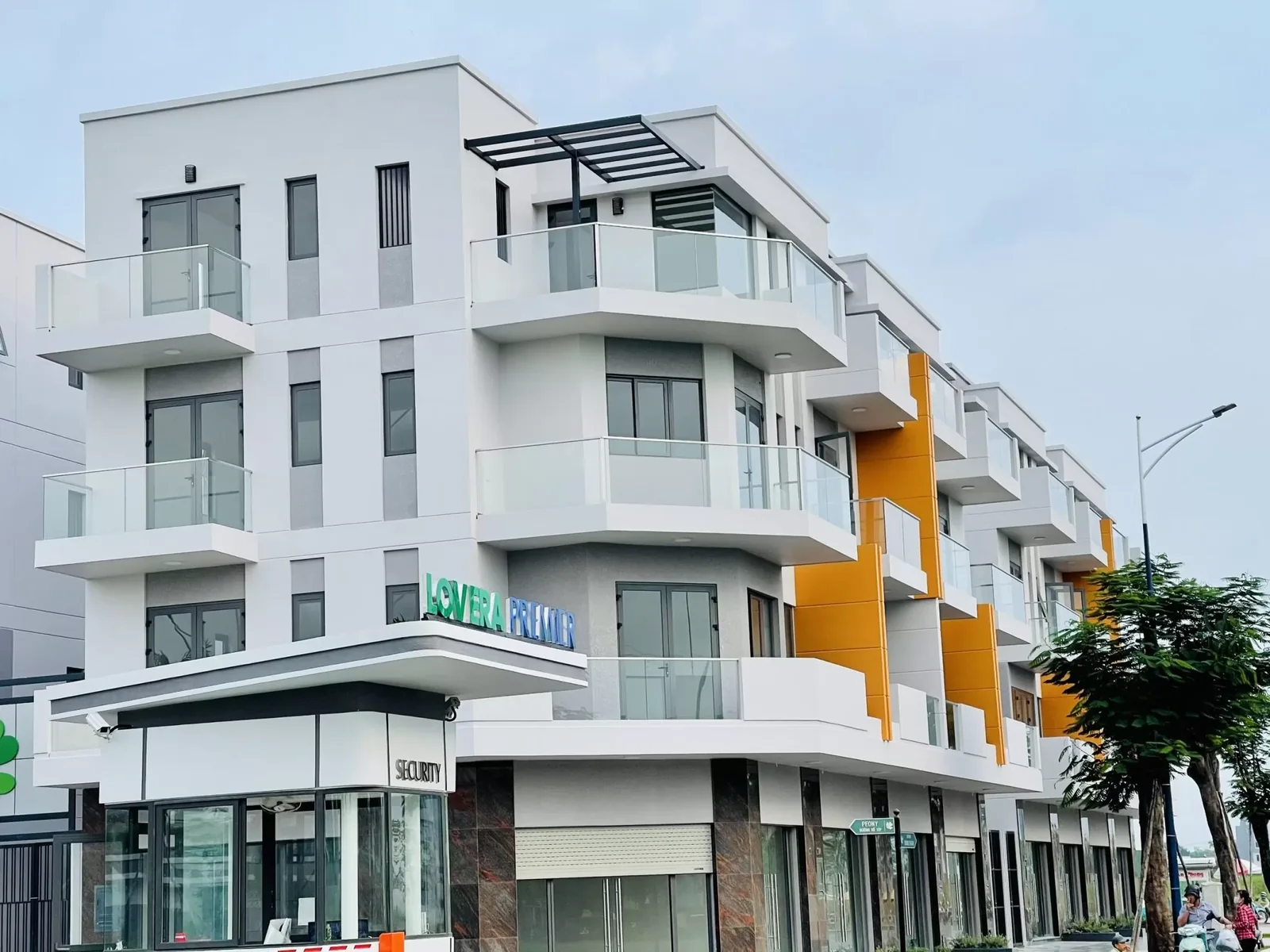 Lovera Premier 1 Nhà phố Lovera Premier với biển tên dự án