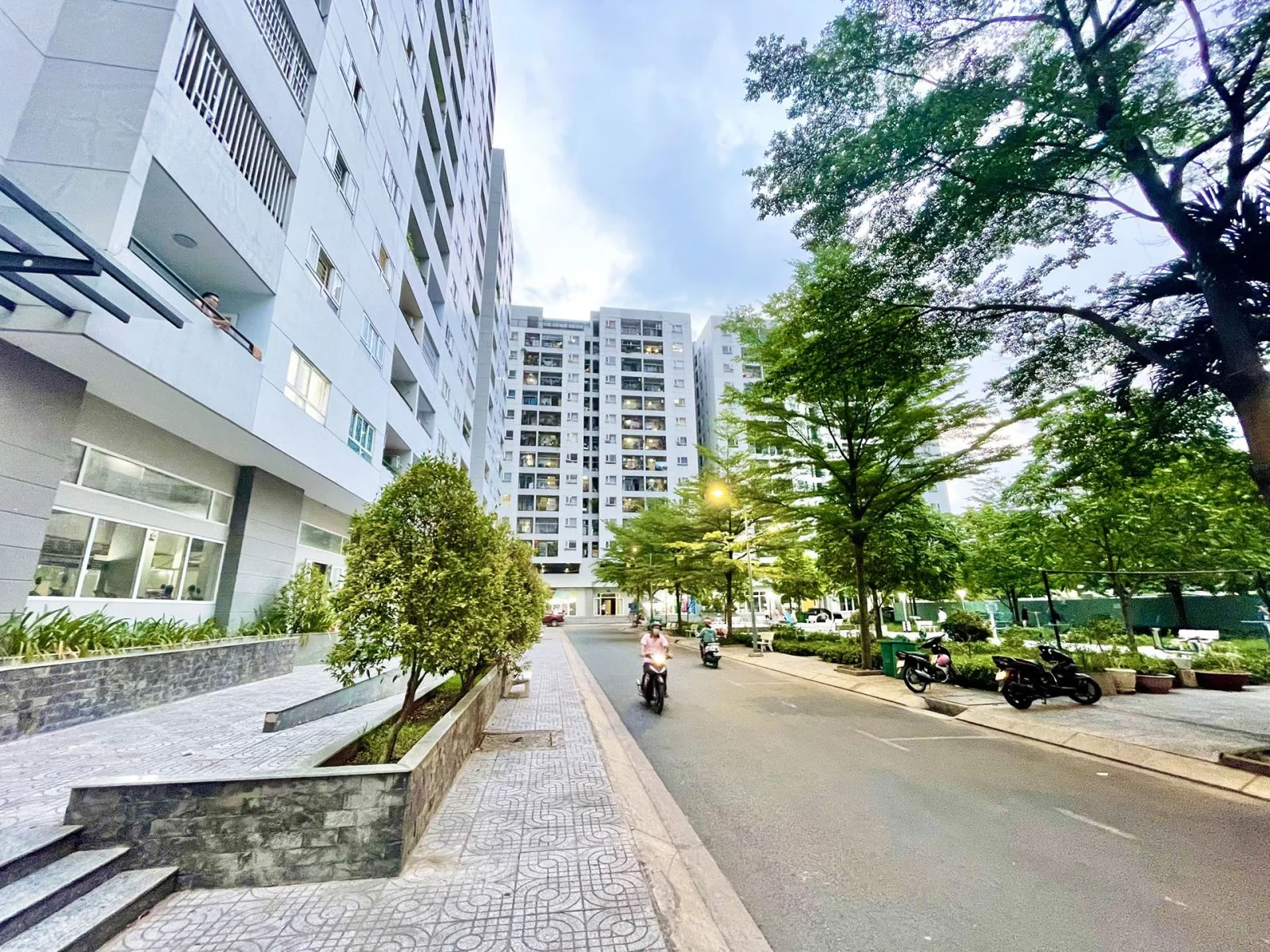 Ảnh thực tế đường nội khu giữa các khối Hiệp Thành Buildings