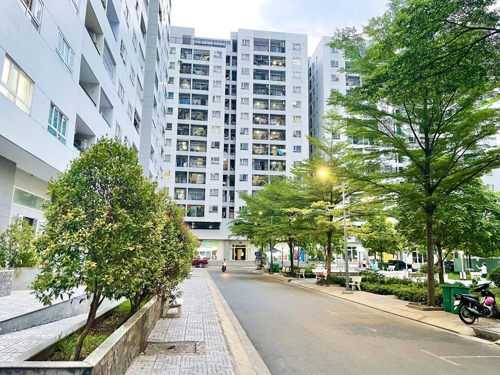 Ảnh thực tế mặt ngoài và tầng trệt Hiệp Thành Buildings