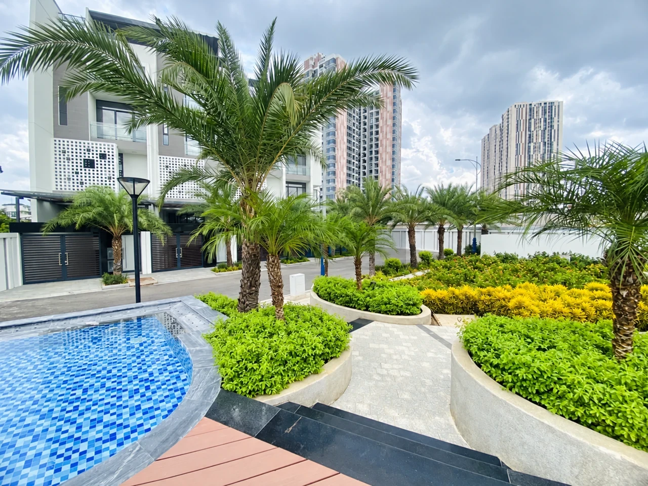 Hồ bơi và cảnh quan khu nhà phố Precia Riverside