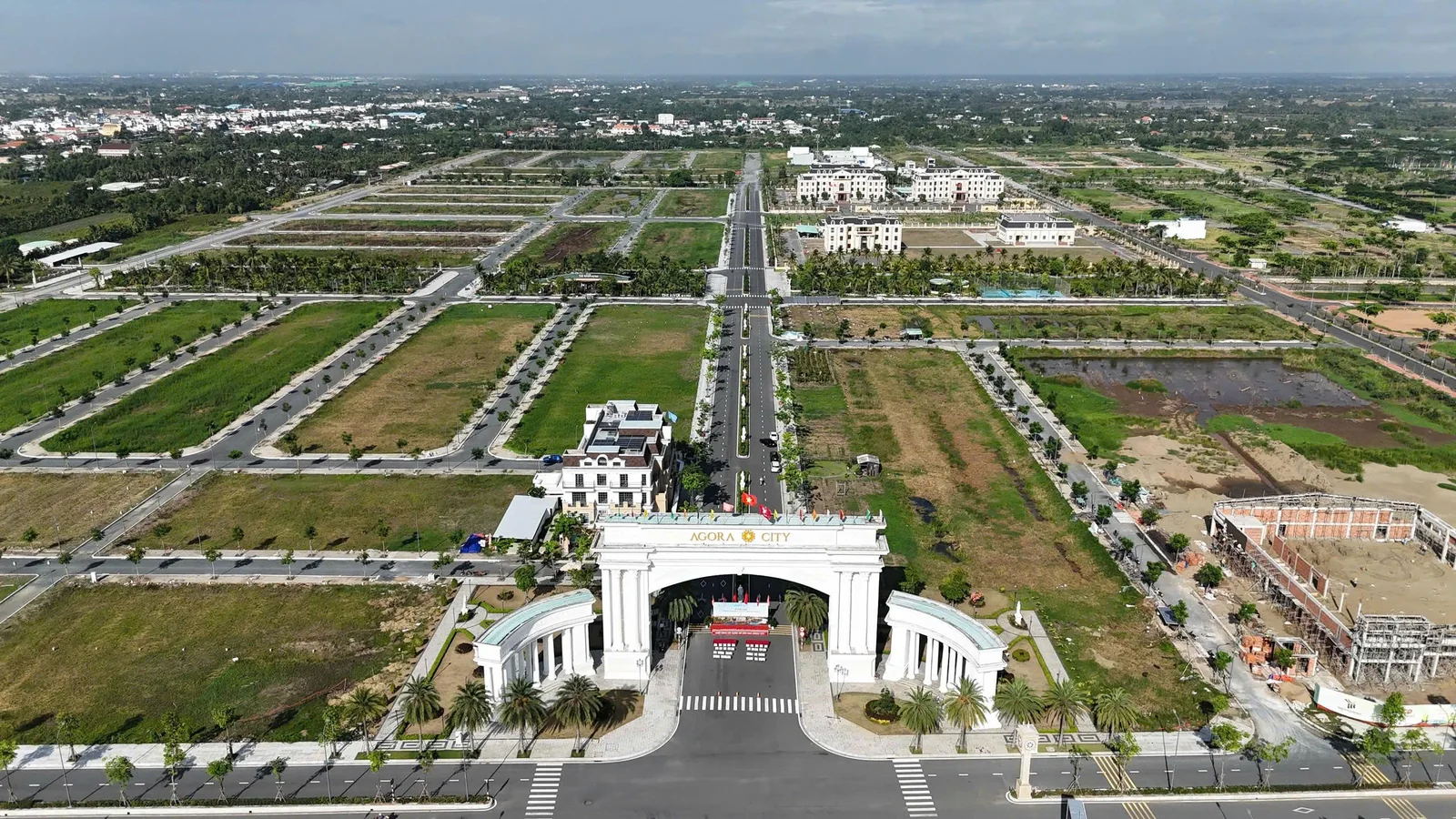 Cổng chào, đường nội khu và hạ tầng Agora City trong ảnh công bố tháng 5/2026