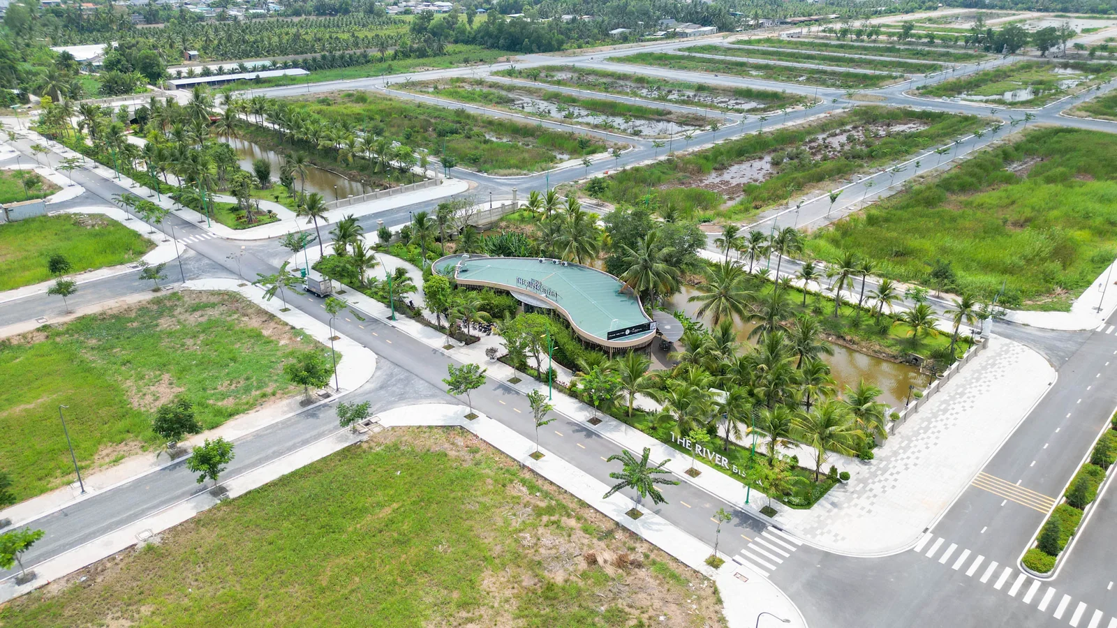 Nhà hàng The River Bistro và đường nội khu Agora City