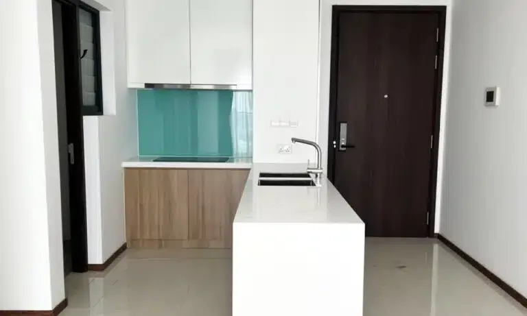 Bếp và cửa vào căn hộ thực tế One Verandah