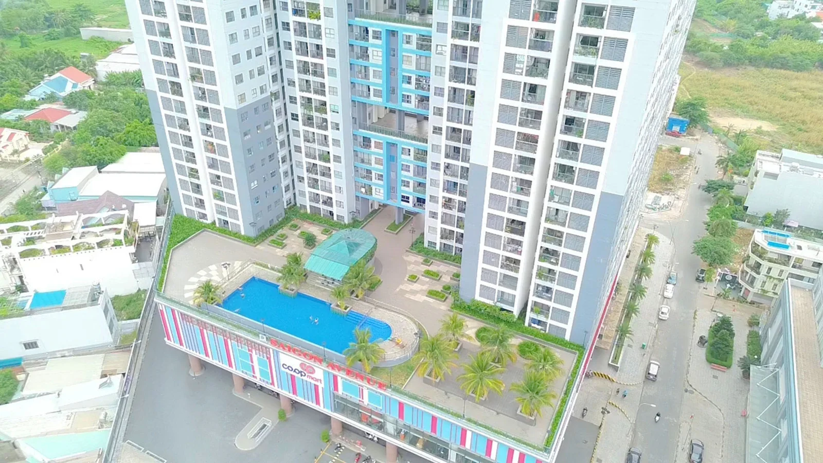 Ảnh thực tế hồ bơi trên khối đế Saigon Avenue