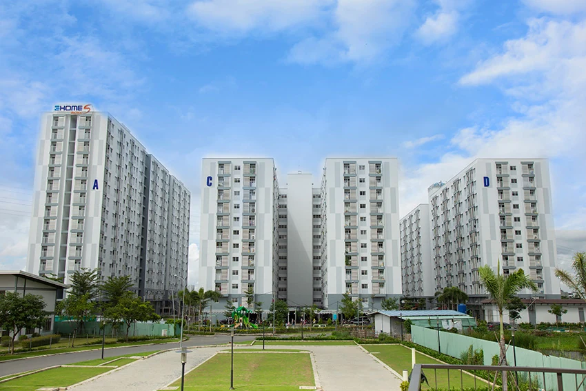 Ảnh thực tế sân và cây xanh trước các block EHomeS Phú Hữu