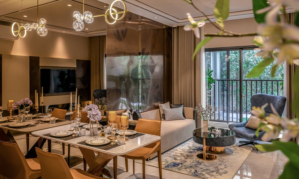 Căn hộ 2 phòng ngủ Khải Hoàn Prime phù hợp với gia đình nào? 2 Ảnh bàn ăn, sofa và cửa ra ban công trong căn hộ mẫu 2PN