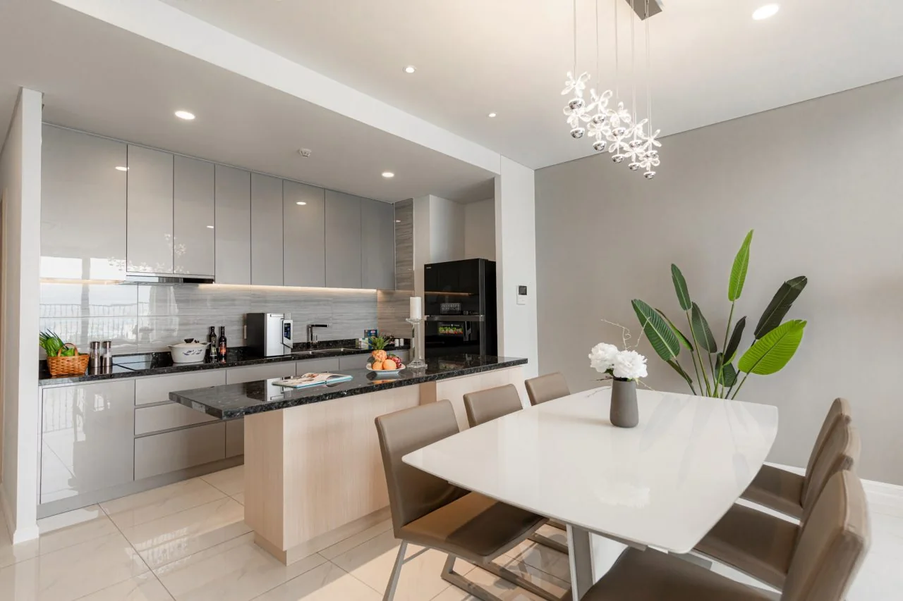 Khu bếp và bàn ăn căn hộ mẫu Crystal Duplex