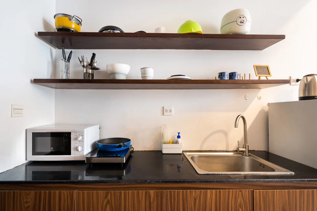 Khu bếp và kệ lưu trữ của một căn studio RiverGate Residence