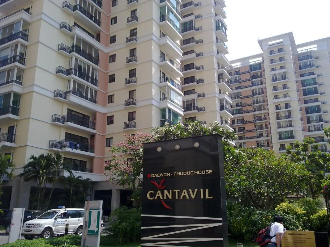 Biển tên và lối vào khu căn hộ Cantavil An Phú