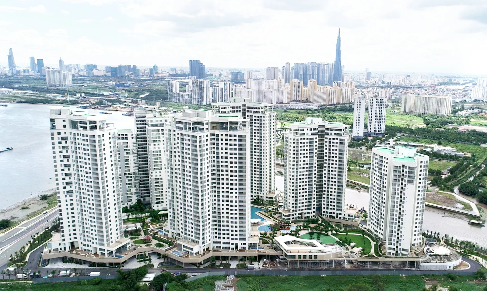 Các tháp Đảo Kim Cương nhìn từ phía sông