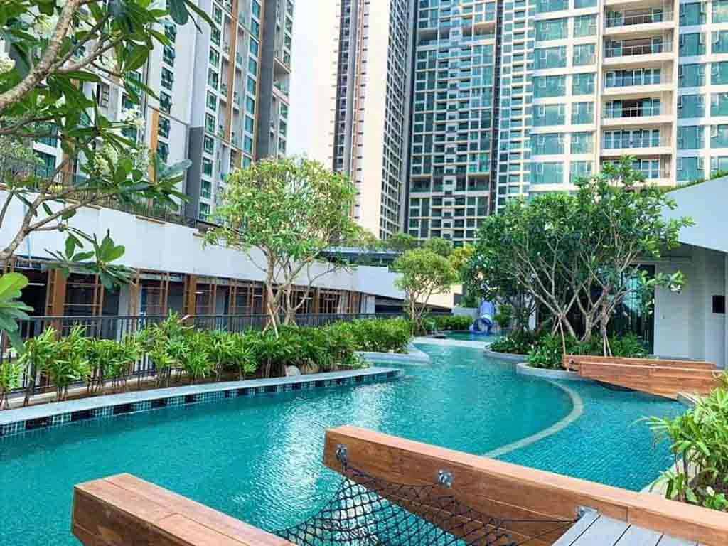 Dòng nước uốn quanh cảnh quan giữa các tháp Feliz en Vista