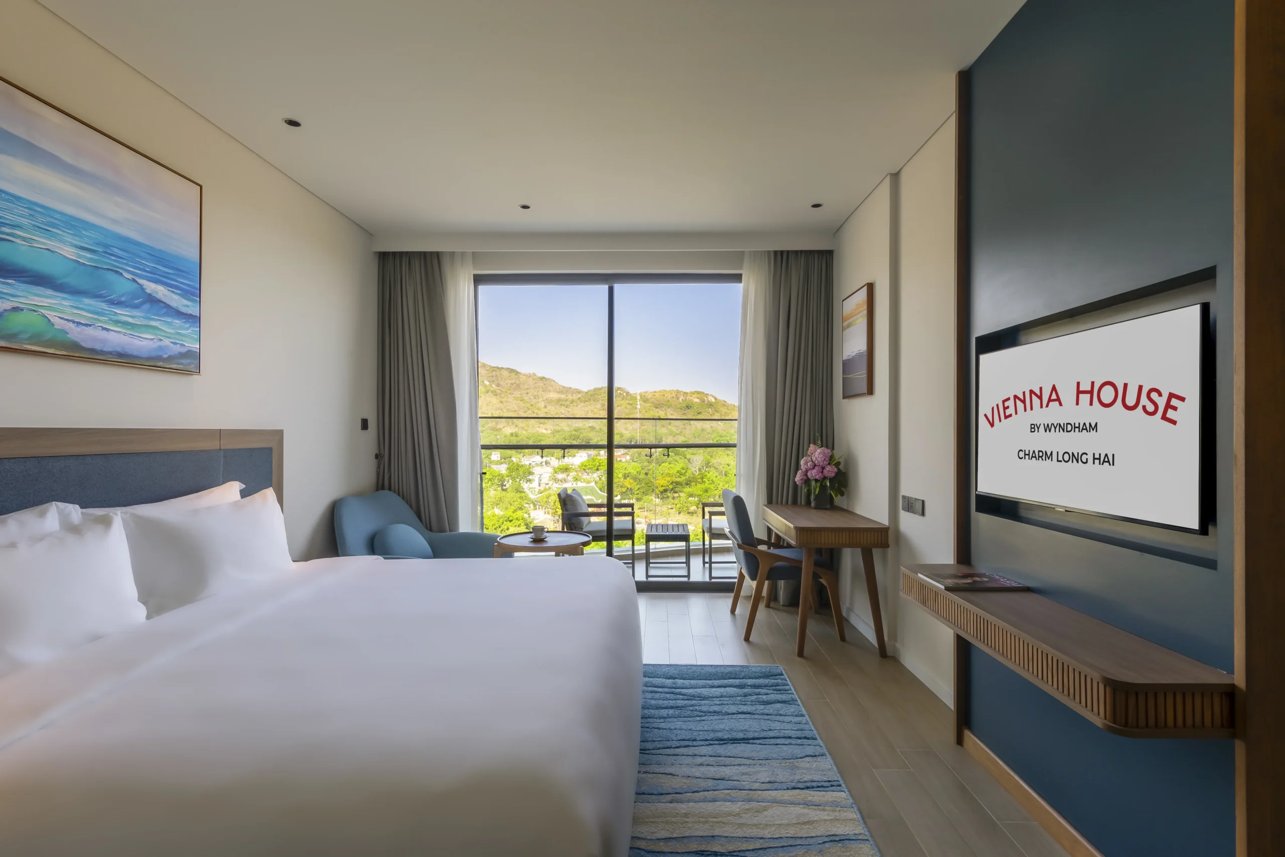 Phòng nghỉ giường đôi có ban công tại Vienna House by Wyndham Charm Long Hải