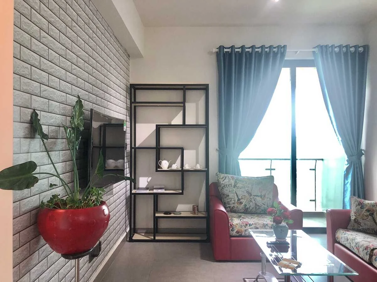 Góc tiếp khách và cửa kính trong một căn hộ Feliz en Vista