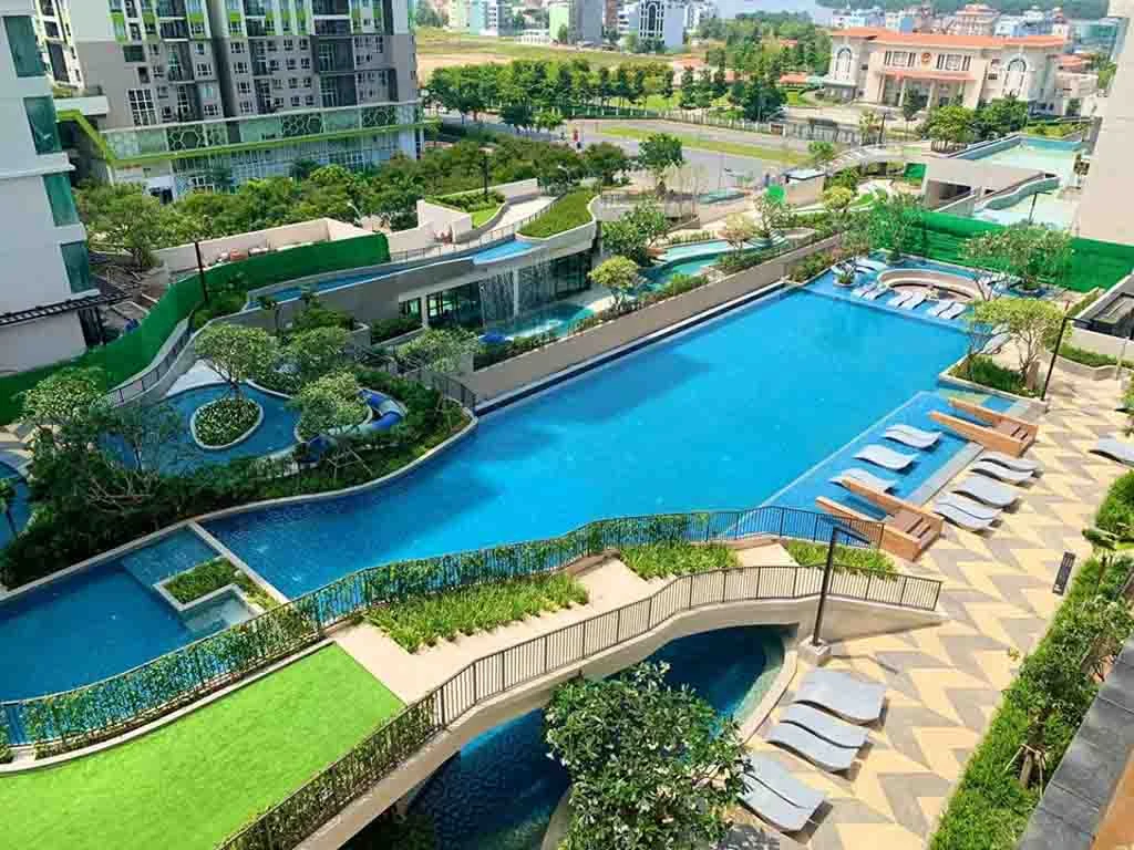 Hồ bơi chính và sàn thư giãn tại Feliz en Vista