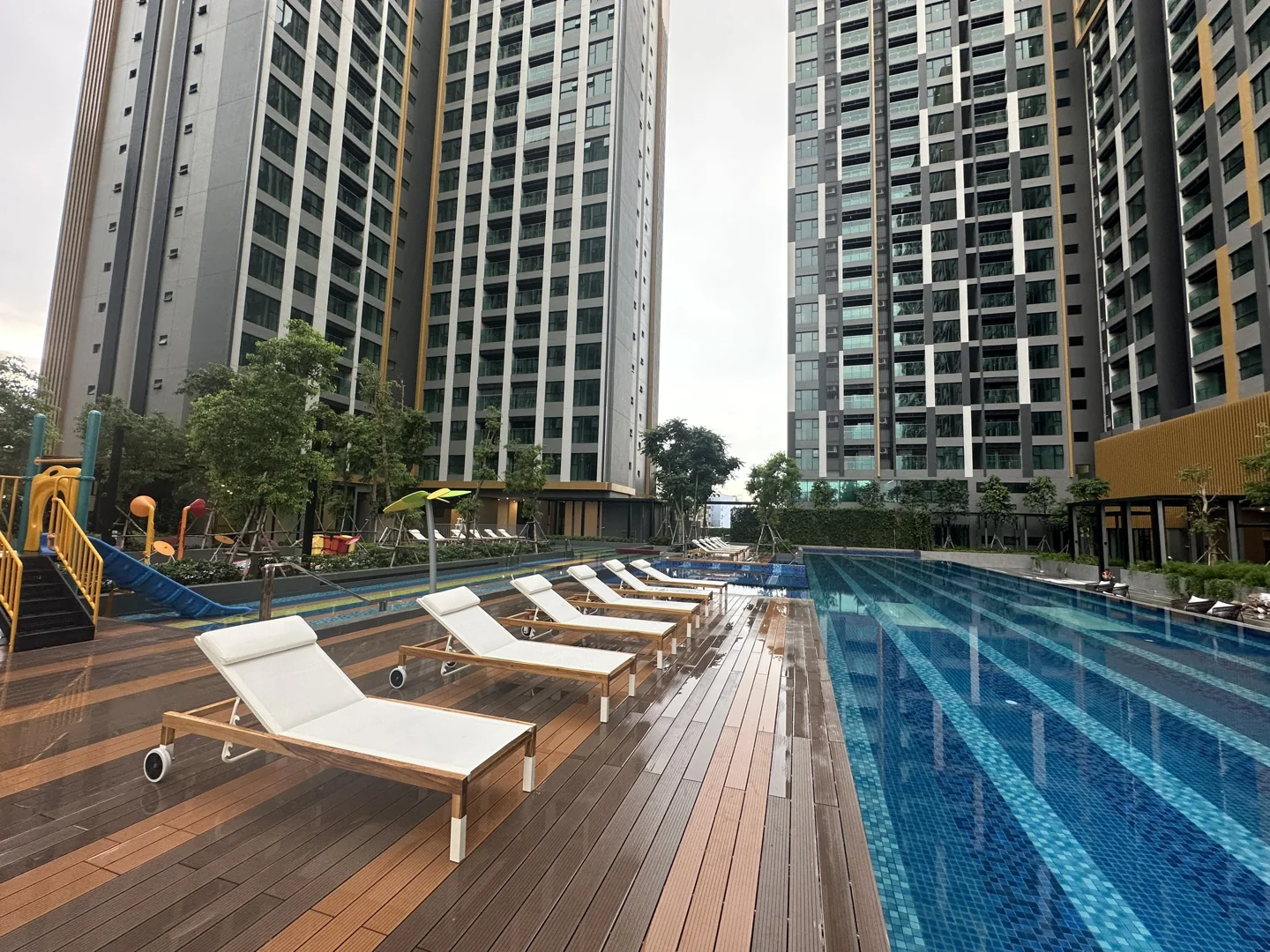 Hồ bơi và dãy ghế nghỉ ngoài trời De La Sol, hình thực tế tháng 9/2023