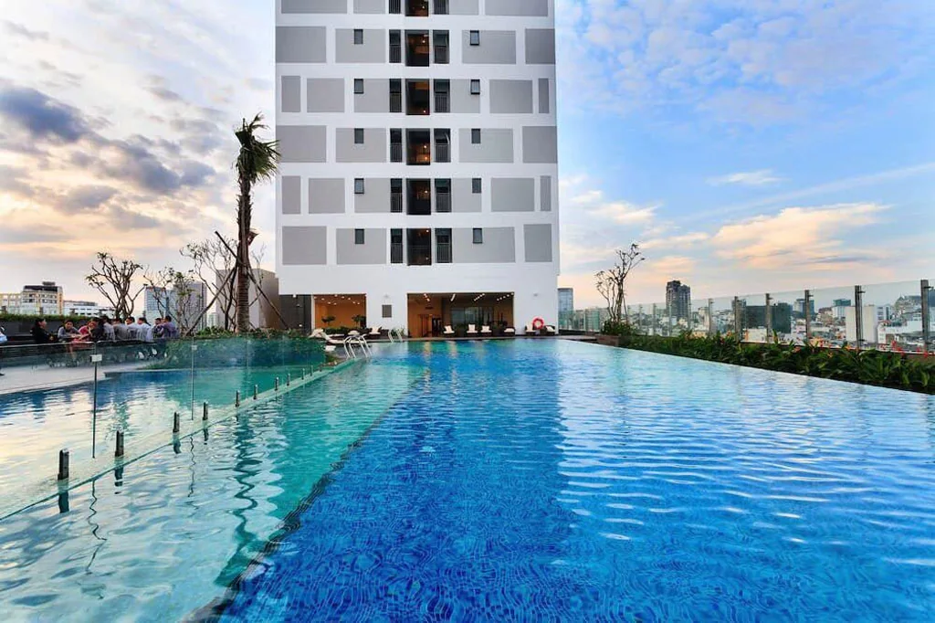 Hồ bơi ngoài trời và ghế nghỉ tại RiverGate Residence