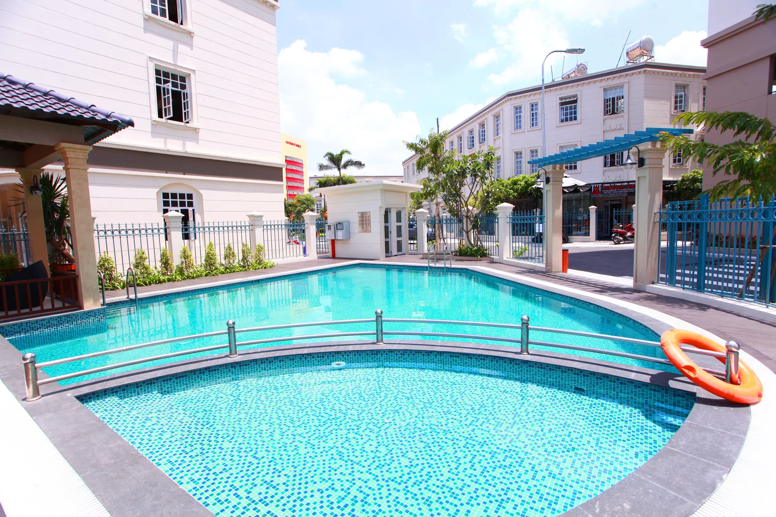 Hồ bơi ngoài trời tại Lucky Dragon – ảnh tư liệu