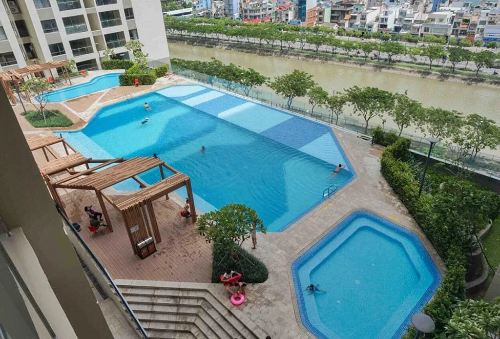 Hồ bơi ngoài trời và khu thư giãn tại tháp A The Gold View