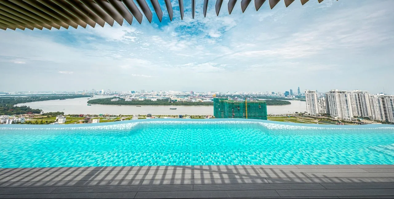 Không gian hồ bơi tầng 25 Waterina Suites, nhìn về phía sông Sài Gòn.