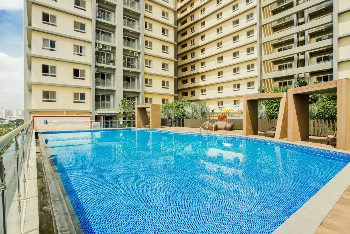 Hồ bơi thực tế trong khu căn hộ Cosmo City