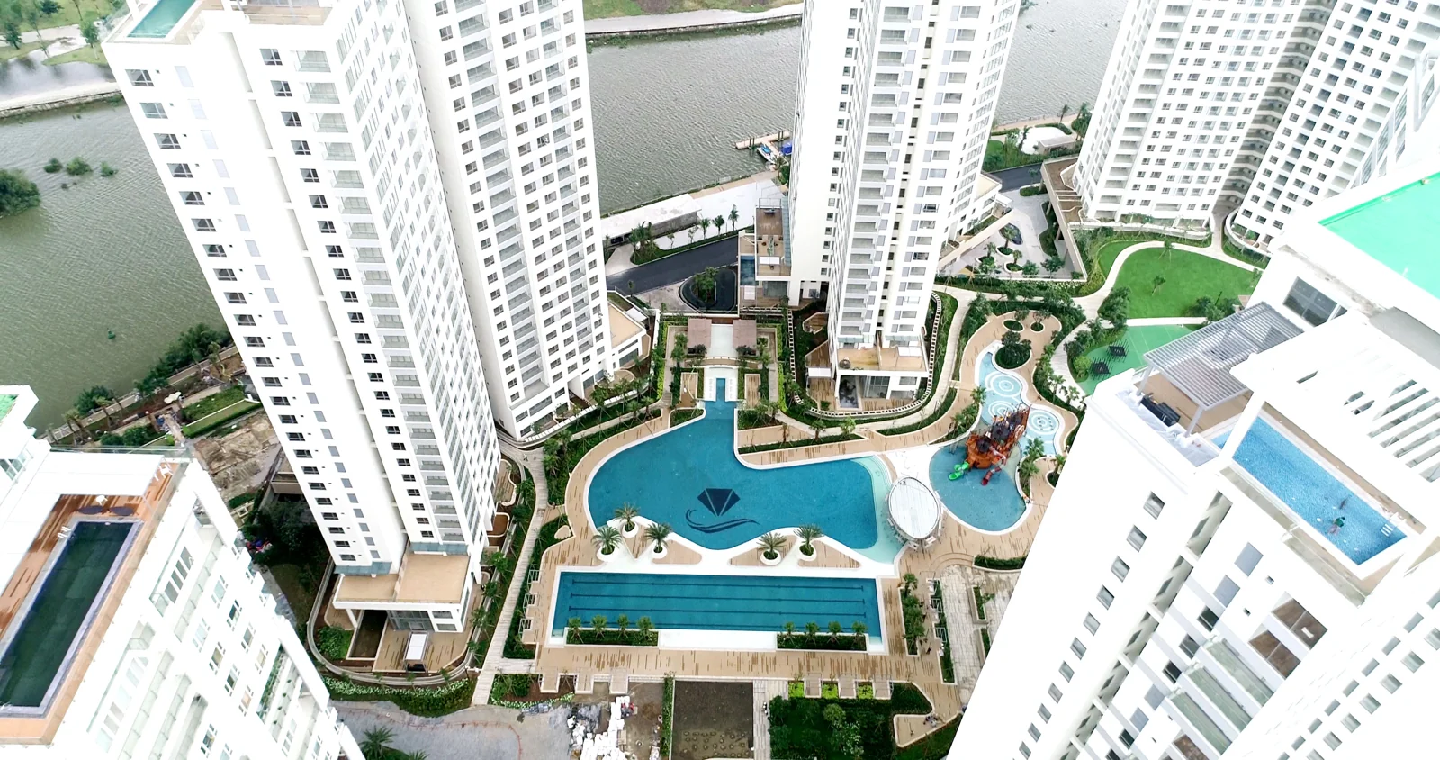 Hồ bơi và các tháp căn hộ Đảo Kim Cương