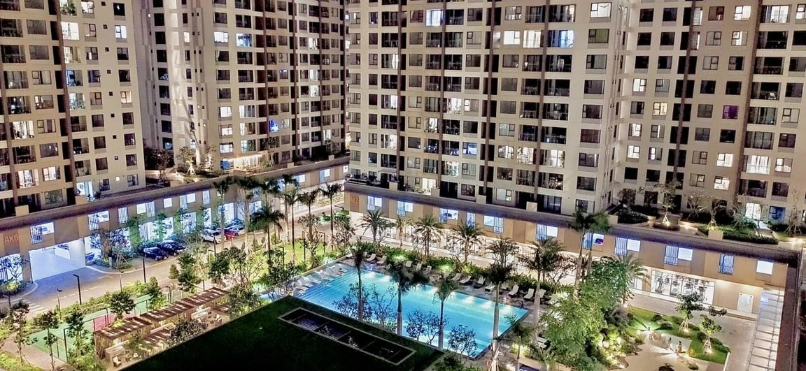 Hồ bơi và khoảng sân trong tại Cantavil An Phú vào buổi tối