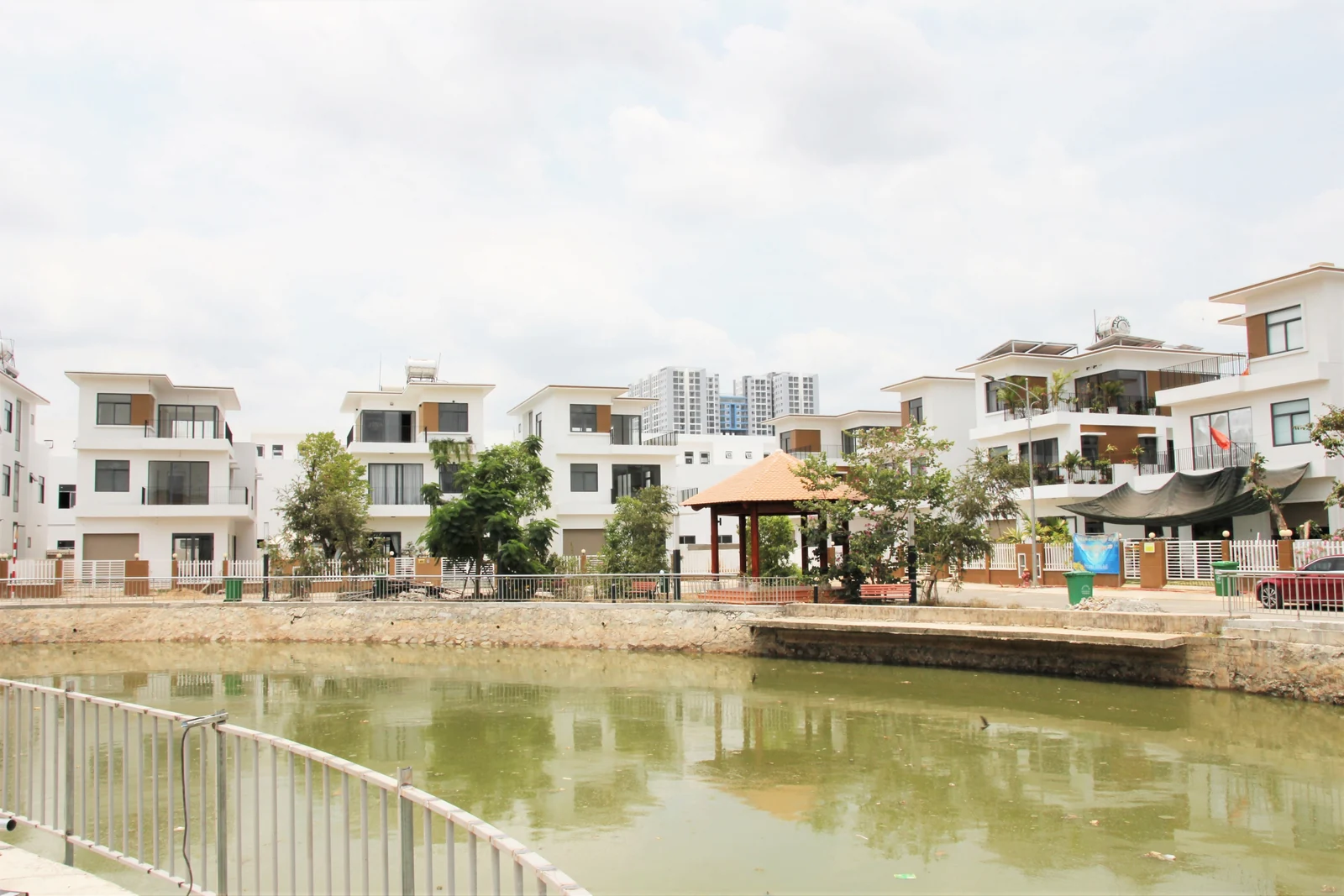 Hồ cảnh quan và khu nhà ở thấp tầng Thăng Long Home Hưng Phú