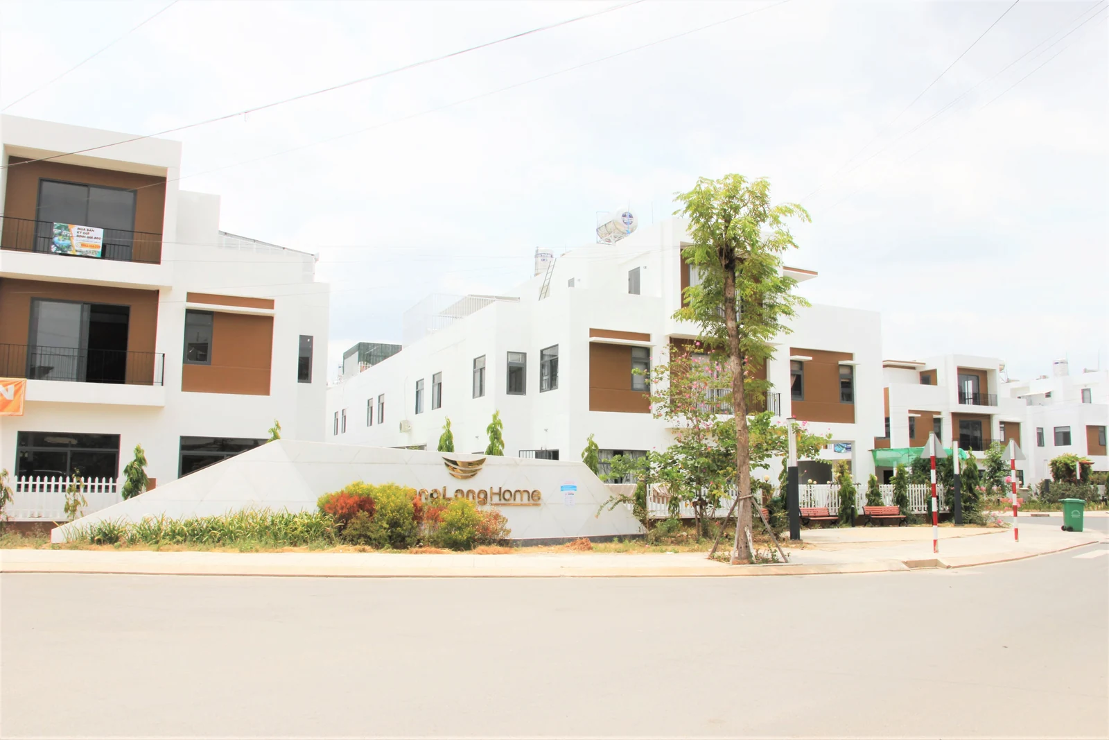 Nhà phố và đường nội khu Thăng Long Home Hưng Phú
