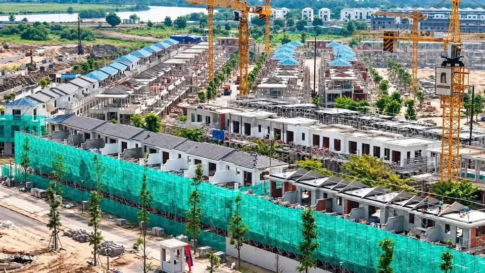 Ảnh thực tế tiến độ thi công phân khu Izumi Canaria, tháng 9/2026; ghi nhận các dãy nhà thấp tầng đang xây dựng và hoàn thiện.
