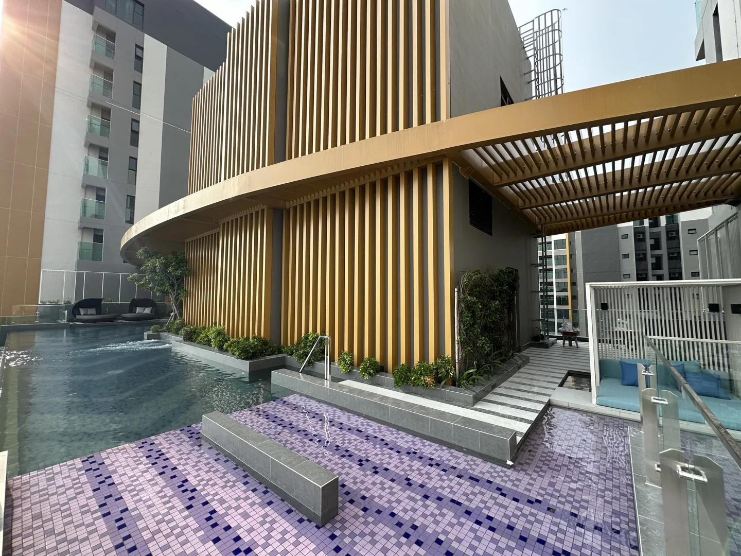 Không gian hồ bơi Jazz và cảnh quan giữa các khối nhà De La Sol
