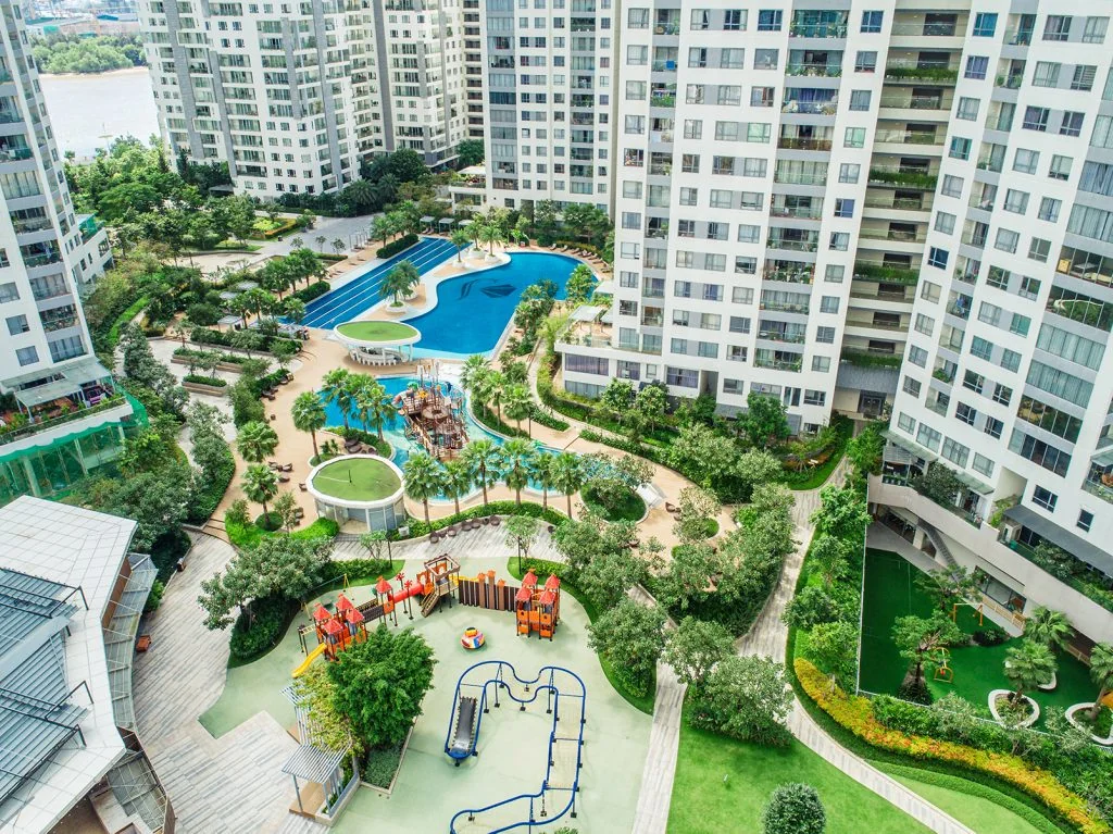 Khu vui chơi và hồ bơi giữa các tháp Đảo Kim Cương