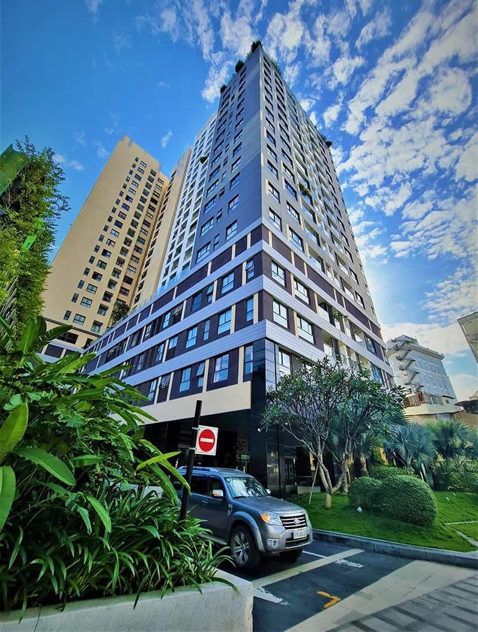 Mặt đứng công trình và cây xanh thực tế quanh RiverGate Residence