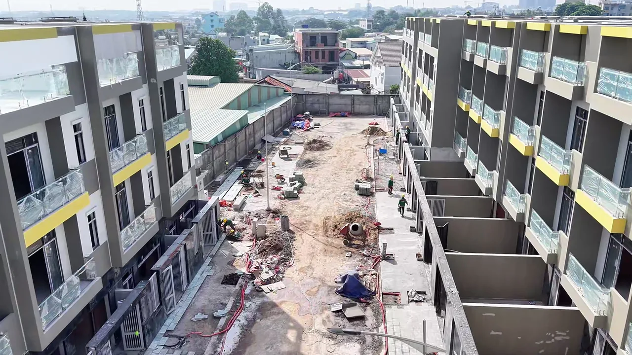 Mặt ngoài hai dãy nhà Bcons Eden Park tháng 12/2025