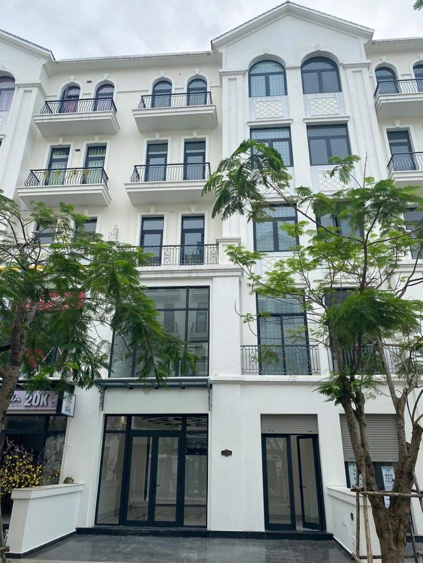 Mặt ngoài shophouse T10 thực tế tại The Manhattan