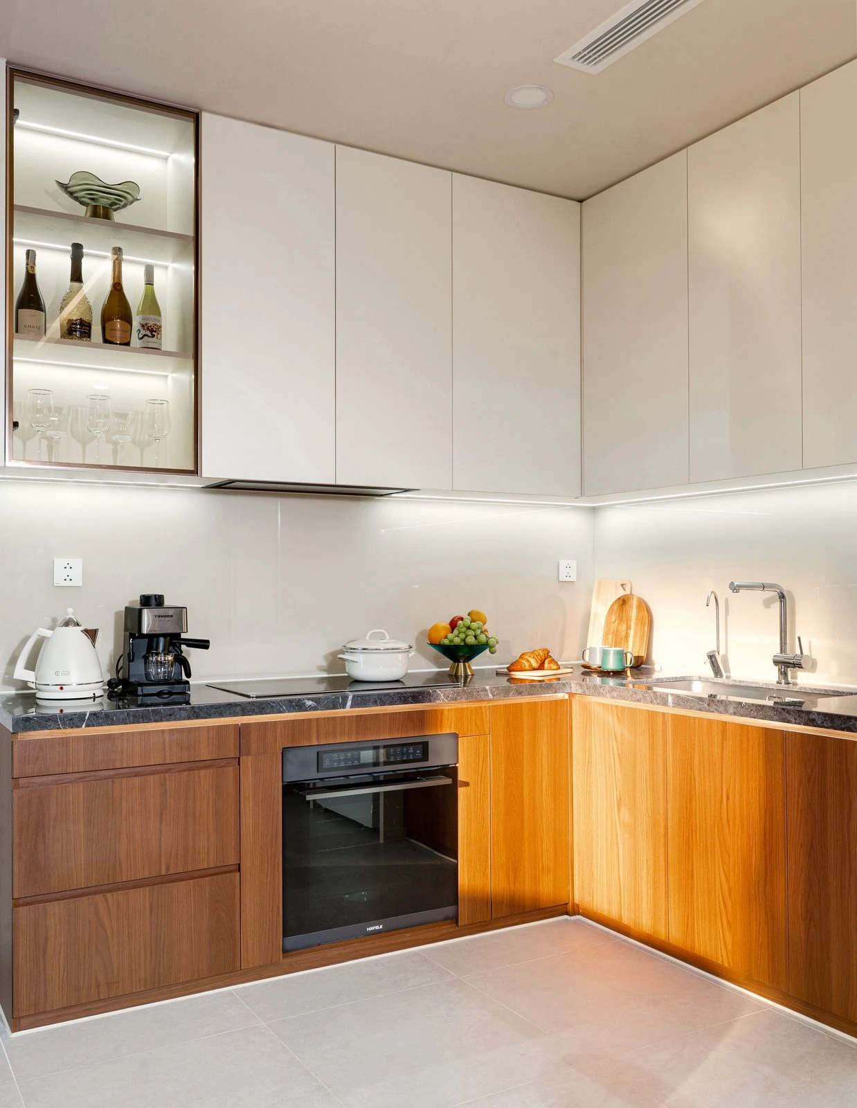 Khu bếp nhà mẫu căn hộ 2 phòng ngủ Serena Riverside