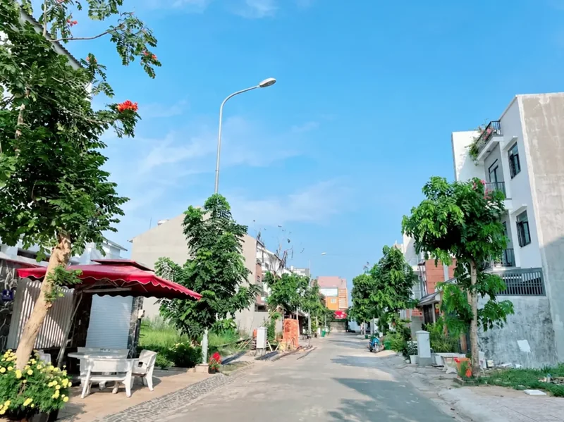 Nhà phố hiện hữu và lối đi nội khu tại Khu dân cư Khang An
