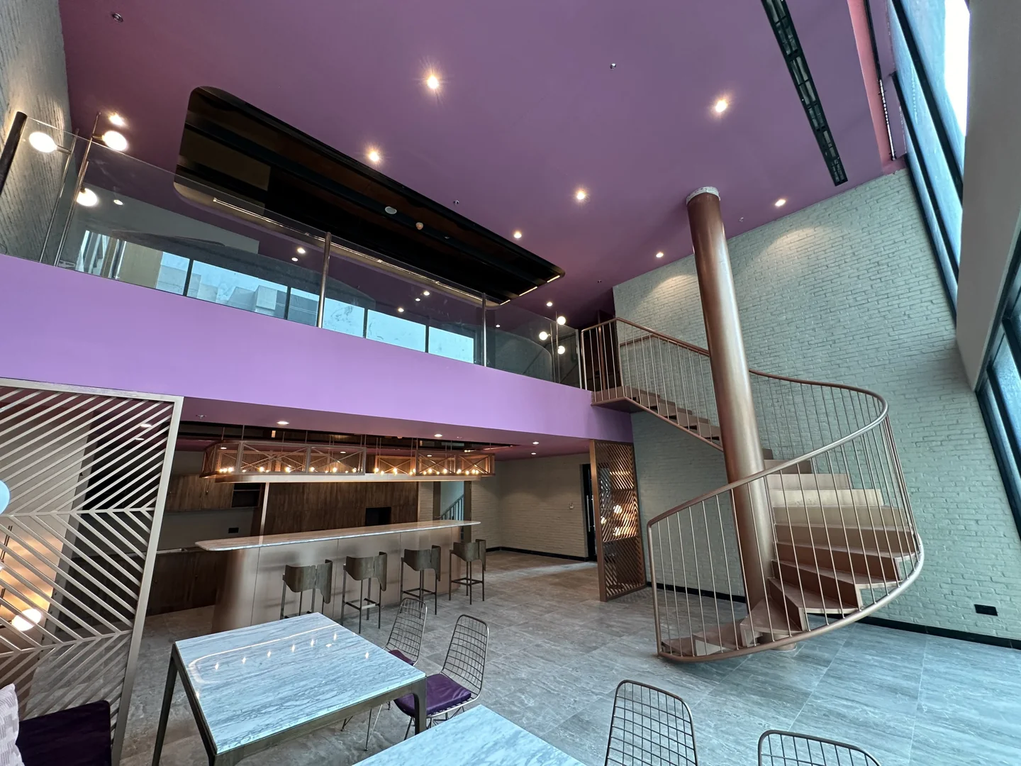 Party House với quầy sinh hoạt và cầu thang xoắn, hình thực tế tháng 9/2023