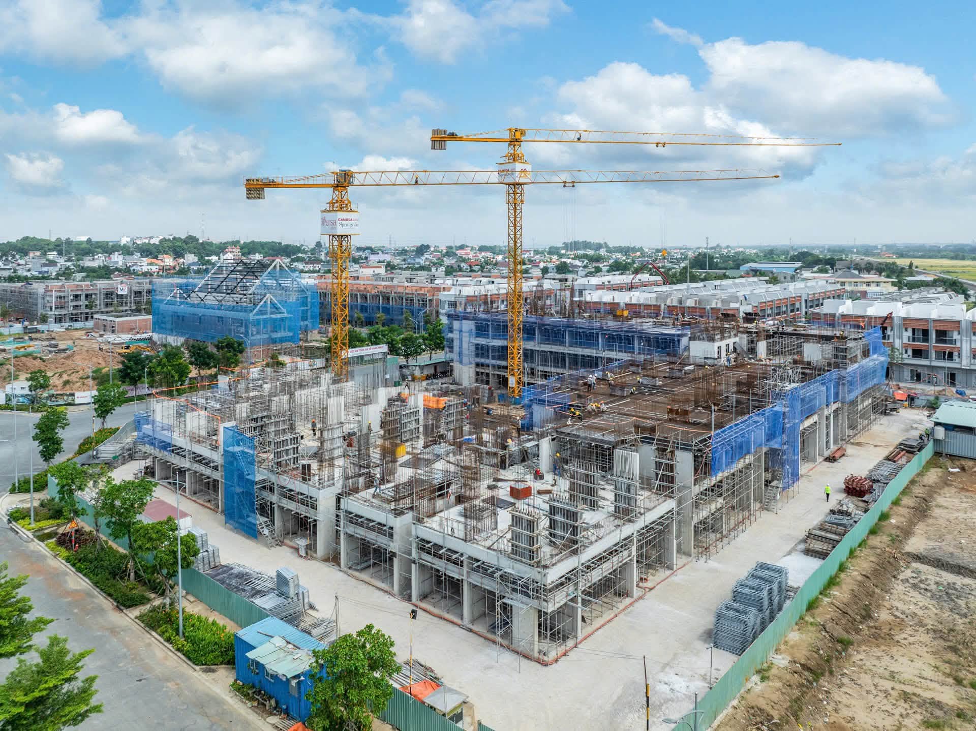 Ảnh thực tế công trường Persa Place tháng 9/2026, kết cấu khối căn hộ đang thi công đến tầng 4.