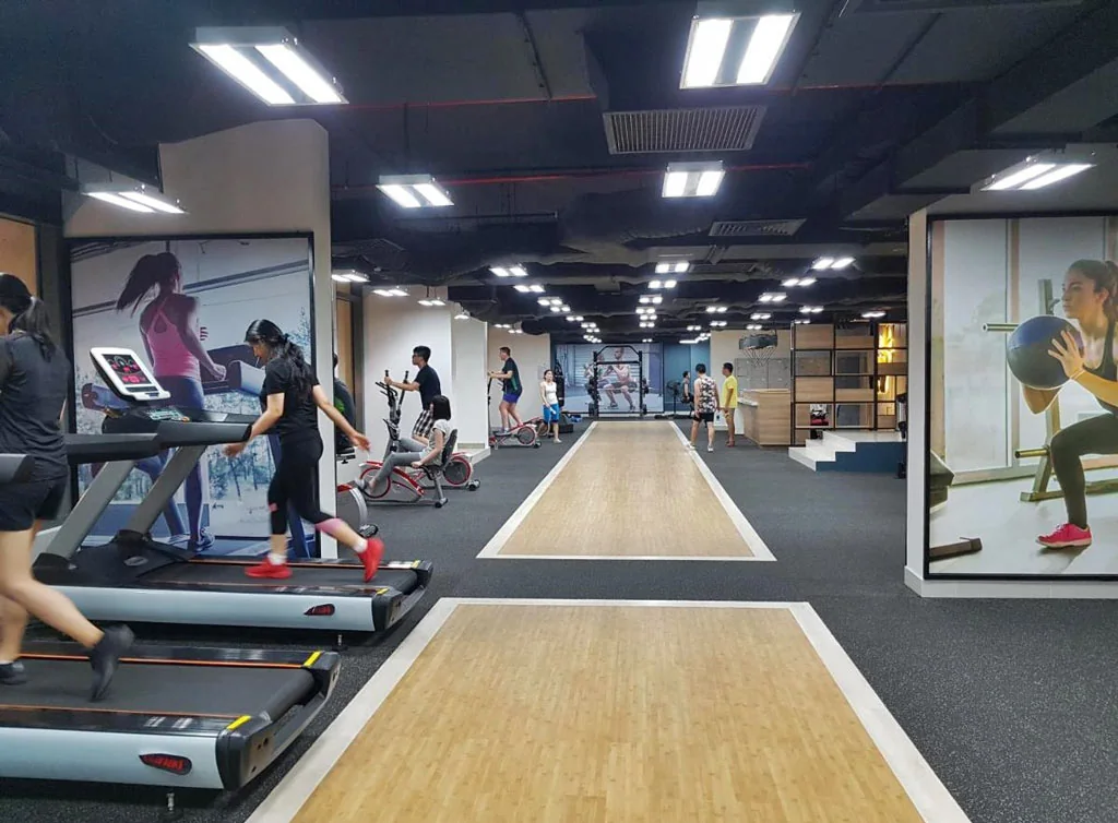 Phòng gym thực tế tại The Gold View với máy chạy bộ và khu tập trong nhà