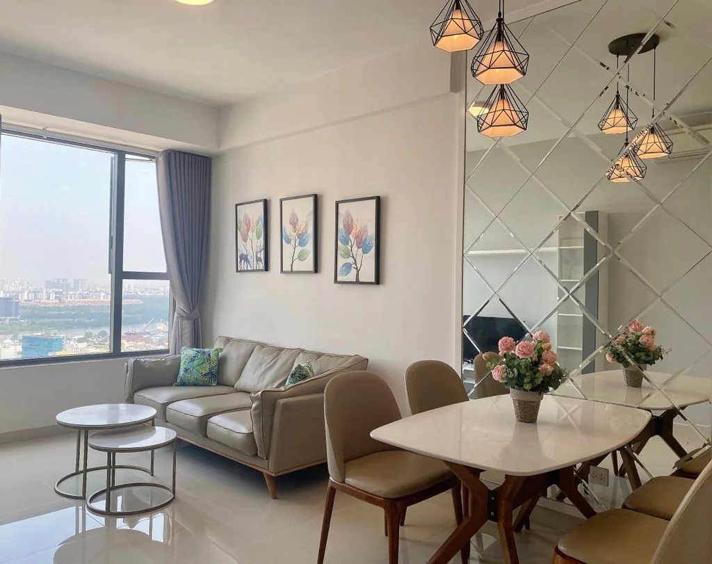 Phòng khách và bàn ăn trong một căn hộ RiverGate Residence