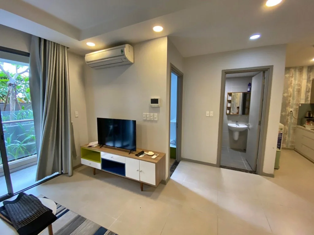 Phòng khách và lối ra ban công trong một căn hộ The Gold View