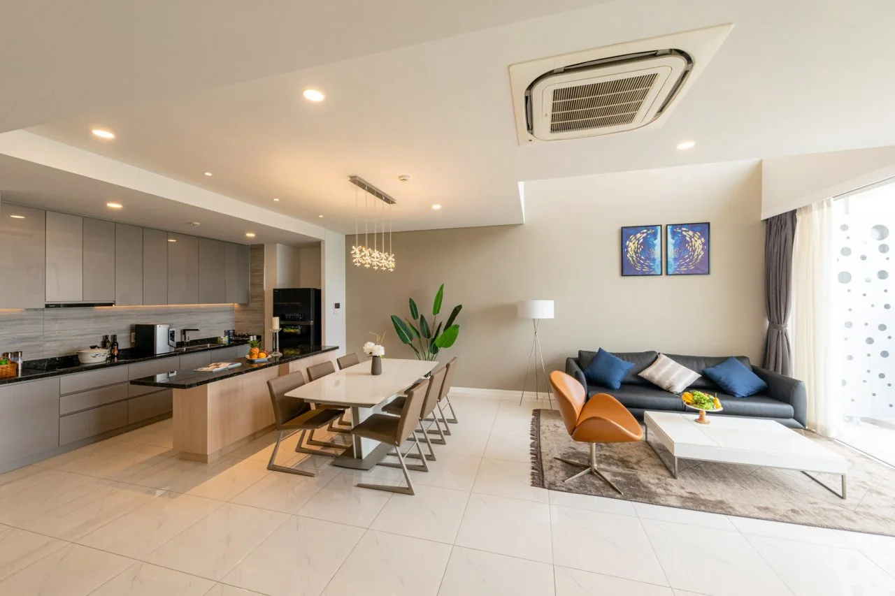 Phòng khách căn hộ mẫu Crystal Duplex tại Waterina Suites
