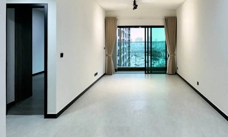 Không gian phòng khách của một căn De La Sol với nội thất cơ bản