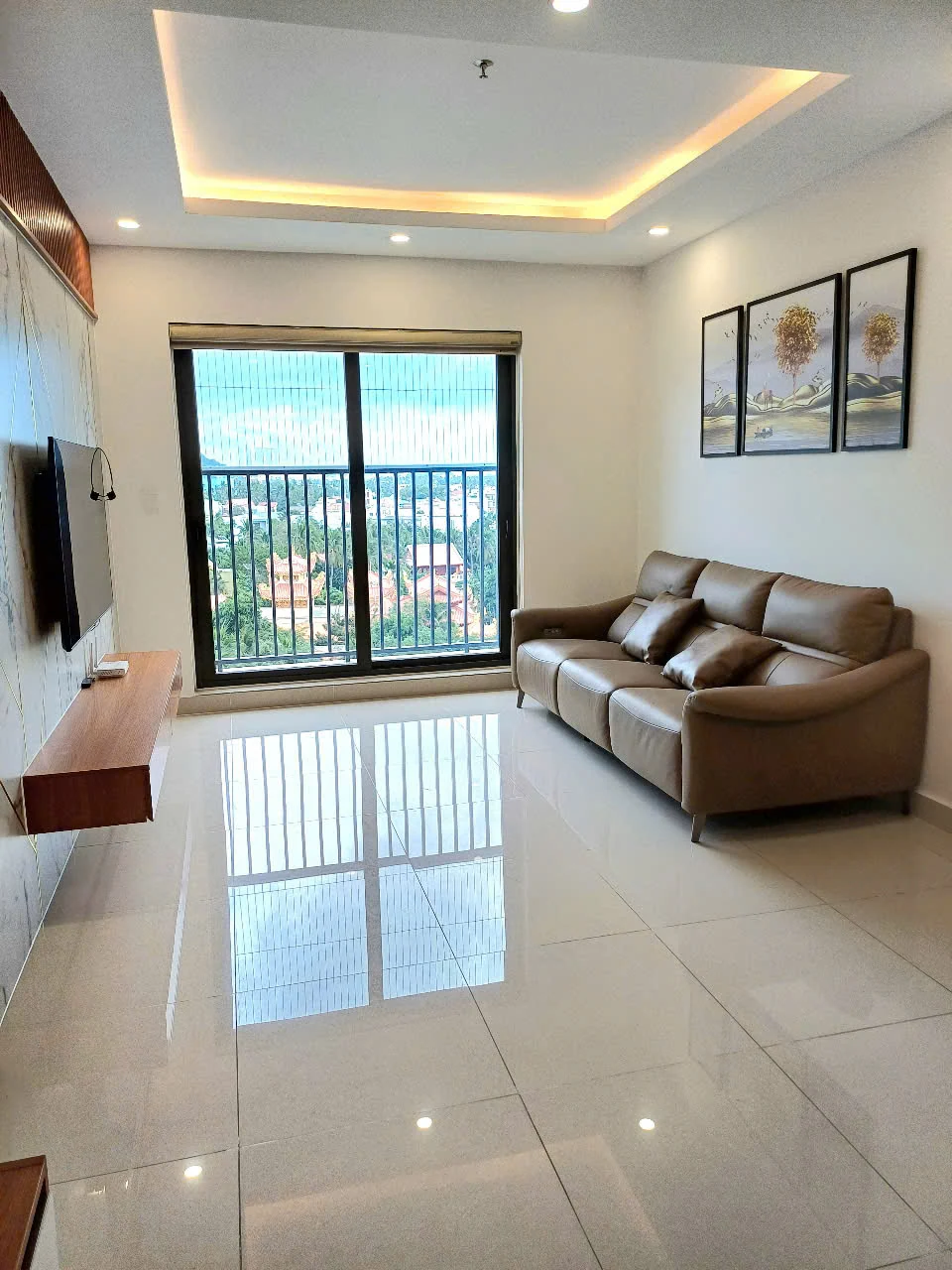 Phòng khách và ban công một căn hộ 75 m² tại Cantavil An Phú